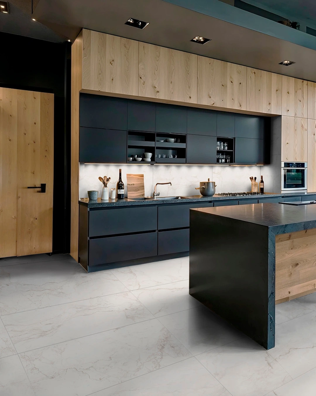 CALACATA-GRIS01 Bucătărie cu mobilier negru și lemn, cu pardoseală și perete din gresie porțelanată Calacata Gris 60x120