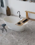 Baie cu cadă albă independentă și pardoseală din gresie porțelanată Maine Acero 60x120 mată, cu aspect de marmură gri