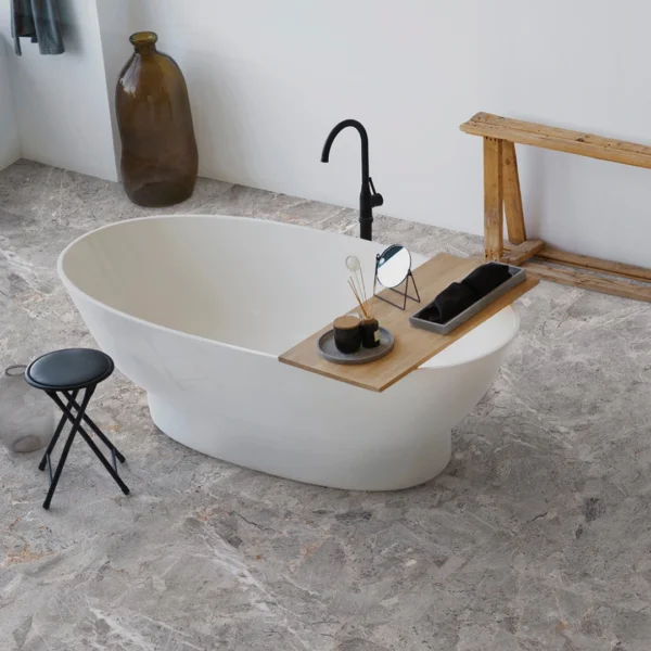 Baie cu cadă albă independentă și pardoseală din gresie porțelanată Maine Acero 60x120 mată, cu aspect de marmură gri