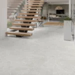 Hol cu scară suspendată din lemn și living deschis, cu pardoseală din gresie porțelanată Meteor Blanco 60x120 mată