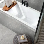 Baie cu cadă albă încastrată, placată cu gresie porțelanată Meteor Gris 60x120 pe pereți, pe cadă și pe pardoseală