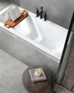 Baie cu cadă albă încastrată, placată cu gresie porțelanată Meteor Gris 60x120 pe pereți, pe cadă și pe pardoseală