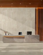 Recepție cu birou din piatră în fața unui perete placat cu gresie porțelanată Volga Beige 60x120