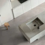 Bucătărie minimalistă cu insulă din beton și pardoseală din gresie porțelanată Volga Gris 60x120 mată