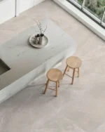 Pardoseală din gresie porțelanată Volga Gris 60x120, cu insulă de bucătărie și scaune din lemn